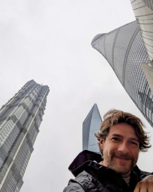 Félix Gómez Instagram - 🐉Viaje a China... Parte I.🐉

Ya estoy de vuelta en Madrid y desde mi sofá echo la mirada atrás. Han sido diez días increíbles, sin descanso, apasionantes. No tenía China en mi radar de próximos destinos pero surgió la oportunidad de visitarla con un grupo de amigos  y ahí que me apunté. El choque nada mas aterrizar es fuerte, a pesar de haber carteles en inglés, ellos apenas lo hablan, y el comunicarse se convierte en una verdadera dificultad. Impedimento que se resuelve rápido con grandes dosis de ganas y paciencia. Primera parada ha sido en Shangai... capital económica de China, ciudad donde los Jardines de Yuyuan conviven con los rascacielos. La segunda torre mas alta del mundo está aquí, las vistas desde arriba impresiona mucho. Su calle principal recuerda a Times Square por la cantidad de luces. Sus mercados de comida te invitan a parar en cada puesto, mil olores nuevos te invaden, abren el apetito pero el ojo no sabe donde posarse, todo es nuevo, nada resulta familiar y como ya he dicho es difícil preguntarles qué es, no queda mas remedio que pedir lo que sea y esperar que esté rico...😅. 

Próximo post Xian...😉