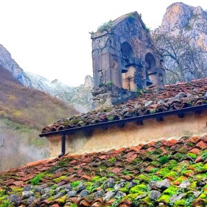 Félix Gómez Instagram - Montaña arriba... 💚
Caminar para despejar. 
Subir para desconectar. 
Conectar con lo que toca.
Descansar.
Bajar calmado, reconectado.

Y de premio...un cocido montañes😋🤣.