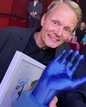 Felix Herngren Instagram - Ikväll blev mina humorinsatser uppmärksammade på @riagalan. Jag blev väldigt stolt och rörd över att branschens egen gala för första gången hyllar just humor, och att jag blev första pristagaren. Om man själv jobbar med tv är detta liksom THE SHIT. Alla hårt jobbande kollegor är de som säger sitt.  Som ni förstår är jag otroligt stolt och svinglad att bli uppmärksammad såhär. Hade svårt att inte darra på handen🙏🏻 Mitt personliga tack vill jag i  första hand rikta till min kära bror @mansherngren, som lärde mig allt tidigt och gav mig alla chanser . ❤️🙏🏻❤️🙏🏻❤️🙏🏻 sen vill jag tack min andra familj @flxstockholm som varit sån stor del av humorn jag gjort. Det här priset är också ert ❤️🙏🏻❤️🙏🏻❤️ och såklart tusen tack @primevideo och @riagalan! ❤️❤️❤️