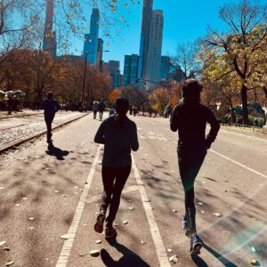Felix Herngren Instagram - New York! Staden som aldrig sover, som inte ens jetlag biter på. Tiden står stilla här, precis samma känsla nu som när jag var här första gången för 30 år sen. 🍏🇺🇸