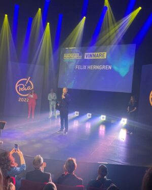 Felix Herngren Instagram - Ikväll blev mina humorinsatser uppmärksammade på @riagalan. Jag blev väldigt stolt och rörd över att branschens egen gala för första gången hyllar just humor, och att jag blev första pristagaren. Om man själv jobbar med tv är detta liksom THE SHIT. Alla hårt jobbande kollegor är de som säger sitt.  Som ni förstår är jag otroligt stolt och svinglad att bli uppmärksammad såhär. Hade svårt att inte darra på handen🙏🏻 Mitt personliga tack vill jag i  första hand rikta till min kära bror @mansherngren, som lärde mig allt tidigt och gav mig alla chanser . ❤️🙏🏻❤️🙏🏻❤️🙏🏻 sen vill jag tack min andra familj @flxstockholm som varit sån stor del av humorn jag gjort. Det här priset är också ert ❤️🙏🏻❤️🙏🏻❤️ och såklart tusen tack @primevideo och @riagalan! ❤️❤️❤️