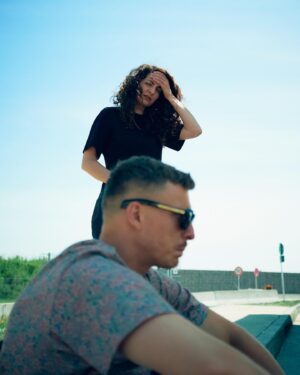 Felix Lobrecht Instagram - Offensichtlich sind Taschi und ich eine experimentell-atmosphärische Electro-Band mit politischer Message. Aber wie heißen wir? 

( @filiz_tasdan )

📸 by: @hallomarvin