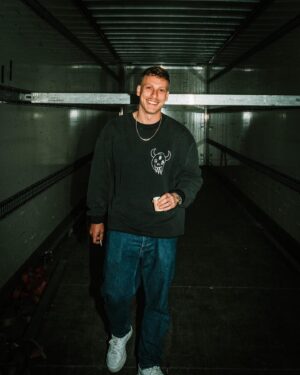 Felix Lobrecht Instagram - Raus aus dem Tourbus und neues Material collecten. 35 Minuten fehlen noch für‘s neue Solo. Bock?

📸 by: @yannickla