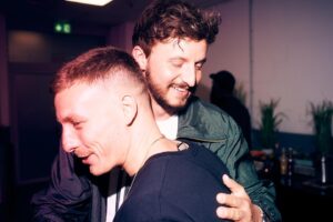 Felix Lobrecht Instagram - HAPPY BIRTHDAY TO HACK. 5 (!) Jahre Lieblingspodcast. 

Danke natürlich an @tommischmitt an unseren Tonmann ab Folge 1 @curtisdaly und danke @spotifyde für das Geld 🤤🙏🏼❤️ #fümf

📸 1 und 3: @hallomarvin