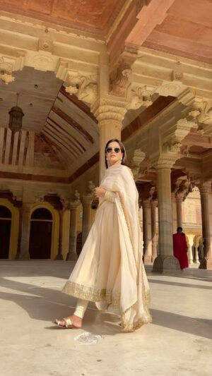 Fenil Umrigar Instagram - Dreamy ♥️

Outfit : @the_clothing_rack_