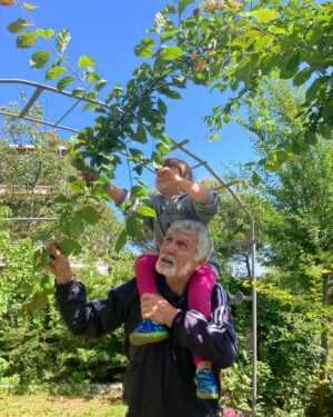 Feride Çetin Instagram - Doğaya yakın kalacağız #simplicity #healthyandhappy #beautyeverywhere #gardeninspiration #familyphotography #trueloveexists #closetonature🍀