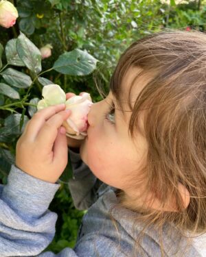 Feride Çetin Instagram - Doğaya yakın kalacağız #simplicity #healthyandhappy #beautyeverywhere #gardeninspiration #familyphotography #trueloveexists #closetonature🍀