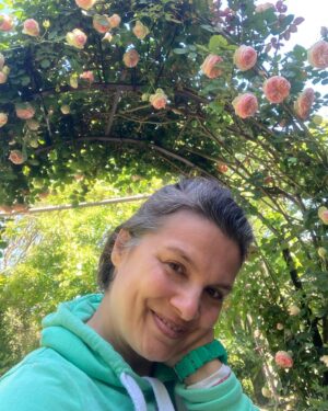 Feride Çetin Instagram - Doğaya yakın kalacağız #simplicity #healthyandhappy #beautyeverywhere #gardeninspiration #familyphotography #trueloveexists #closetonature🍀
