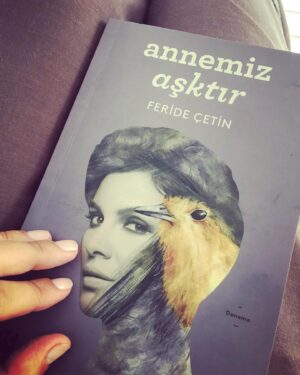 Feride Çetin Instagram - Bir yil geçti. Imza günleri vesilesiyle tanistigim o güzel çocuklar, idealist genç kizlar, çaliskan kadinlar umut oldu.
“Annemiz Asktir” içimdeki disil gücü açiga çikarmak için yazilmisti. Bizler dert ortakligi ettikçe variz.  Ablalarimiz nasil birbirlerine omuz vererek yürüdüyse, biz de kiz kardeslerimize özgür bir gelecek borçluyuz.  En çok kendi evimize, kapimizin önüne dikkat edecegiz. Komsu kizini kiskanmayacagiz; onun kazancina ve mutluluguna kendimizinmis gibi sevinmeyi ögrenecegiz.  Birimizin refahinda hepimizi düzlüge çikaracak isik sakli.  Mücadeleyi birakmayacagiz, saflari siklastiracagiz. Bundan sonra tek bir kizimizi dahi yitirmemek için haklarimiza sahip çikacagiz. #IstanbulSözlesmesiYasatir #kadınlareleleomuzomuza #womeninspiringwomen #annemizaşktır
