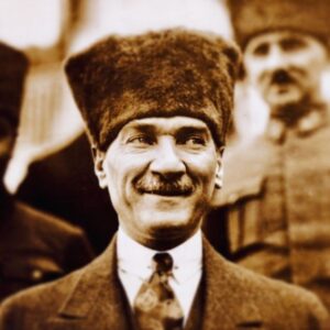 Feridun Düzağaç Instagram - Biz de böyle gülüyoruz Ata’m... Adını anamayanlara, nefretle ananlara. Eserlerin,fikirlerin, varlığın ve hatıran ile durmaksızın kavga halindeki meczuplara...tarih magazincilerine ve yalancılara... daha geçtiğimiz yıl sınırlarımız dışında düşürülen ve üzerinde adın ve imzan olan askeri teçhizat fotoğrafını gülerek ve eğlenerek “bize ait değilmiş” diye yorumlayabilen trol kalplere , satılmış vicdanlara ‘müflis yurttaşlar’a. Talana talan yalana yalan dediği için evin ötekileştirilmiş cezalı çocuğuna döndürülmüş milyonlarca vatan evladın bizler ve çocuklarımız, bugün kendilerine armağan edilen tek bayramı bu zor zamanlarda kutlayan bütün çocuklar ışığını takipten ve emanetin cumhuriyetten asla vazgeçmeyecek. Yaşasın çocuklar...yaşasın ulusal egemenlik...yaşasın hak-hukuk ve ADALET• 🇹🇷🇹🇷🇹🇷