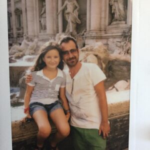 Feridun Düzağaç Instagram - Canım kızım. Bugüne değil ömrüme kattığın her şey için... bulamadığım o sihirli kelimesin. ‘Babam’ yazdığın anda içimde kopan fırtınayı tarif edebildiğimde , işte o an bir şair olacağım. Canım Tuya...❤️
