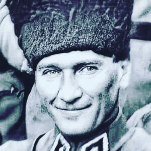 Feridun Düzağaç Instagram - “... şimdi git söyle o koca adama; siz kırk bin kişiyle bile gelseniz bu toprakları işgal edemezsiniz fakat bizi kızdırmayınız. Dört bin askerle gelip Roma’yı zaptım an meselesidir” • Yaşasın Zafer Bayramı. Yaşasın tam bağımsız Türkiye düşümüz 🇹🇷🇹🇷🇹🇷
