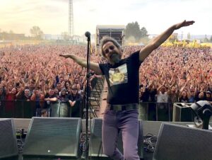 Feridun Düzağaç Instagram - Bir ilkbahar böyle geçti. 4 nisanda İstanbul’da başlayan upuzun turumuz bu gece İzmir milyonfest ile sona erecek. Sahneden hep söylediğim gibi “çok güzelsiniz”. Varolun 🎈#kahramanmaraş #gaziantep #diyarbakır #bursa #ankara #istanbul #manisa #salihli #şanlıurfa #konya #alanya #izmir #eskişehir #çanakkale