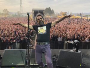 Feridun Düzağaç Instagram - Bir ilkbahar böyle geçti. 4 nisanda İstanbul’da başlayan upuzun turumuz bu gece İzmir milyonfest ile sona erecek. Sahneden hep söylediğim gibi “çok güzelsiniz”. Varolun 🎈#kahramanmaraş #gaziantep #diyarbakır #bursa #ankara #istanbul #manisa #salihli #şanlıurfa #konya #alanya #izmir #eskişehir #çanakkale