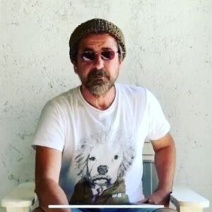 Feridun Düzağaç Instagram - Bugün ve yarın sınava girecek tüm değerli gençlerimiz ile kalben birlikteyiz. Onlara şans getirmesi dileği ile paylaşmak ve destek olmak istedim. Pandemi ve salgın baskısıyla sınava giren ilk ve son çocuklar olmanızı yürekten diliyorum. Çok değerli @cengizkoroglu ve süper ışıklı @cocukkalplerkumpanyasi na ve Toprak Sergen’e teşekkür ve selam ile. Tamamı şu linkte https://www.youtube.com/channel/UCl3QGfg5hVrq9eM64ZoEzmA?disable_polymer=true?sub_confirmation=1
