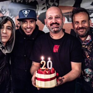 Ferman Akgül Instagram - Yirminci yıl turnemize bugün Çanakkale'den devam ediyoruz. Haziran ortasına kadar yollardayız. Yirmi yıldır olduğu gibi. Bu süreçte ayrılıklarımız da oldu tabii. Eğrisi doğrusu güzel yıllar geçirdiğimiz ilk ekibimizdeki herkese selam olsun... Uzun ince ve zor bir yolculuktu bu ilk yarı. Küskünlüklerimiz yalnızlıklarımız yokladı bazen. Ama birbirimizi sevmekten birlikte müzik yapmaktan hiç vazgeçmedik. Dünyaya ,en başta müzik, ana akımdan daha farklı  baktığımız için kabullenilmemiz güç oldu. Bizi zoraki sevenlerin gerçek yüzünü de gördük son zamanlarda. Ama hiçbir şey bu pastayı alan ekibimiz ve deli seyircimizle kurduğumuz bağdan daha önemli değil. İkinci yarıya hoşgeldiniz. Yaşasın maNga ailesi yaşasın altenatif rock müzik 🤘 @mangamusic @yagmursarigulinstagram @cembahtiyarofficial @ozgurcanoney #maNga20 #maNgayirminciyıl @talentistanbul @event.4ever