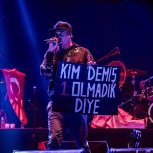 Ferman Akgül Instagram - Her konserde gelmeye başladı bu pankart. Fazla söze gerek yok :) Kızıyo bazılarınız Lena'nın parçası güzeldi dediğimde ama tabii ki şovlarımız kıyaslanamazdı. Yakında, yaşadıklarımızı yeni kitabımla daha ayrıntılı paylaşacağım. İşte bir ipucu : Almanya onlarca gazeteci ve kamera ordusu ile gitmişti. Biz koca yürekli 1 tane ile. Konuşturtmayın şimdi beni :) az sonra 😁 🤘 #kimdemişbirinciolmadikdiye @mangamusic