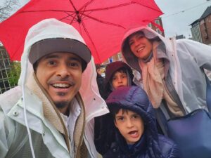 Ferman Akgül Instagram - Rain in Copenhagen :) Sürekli yağdığı için New York şarkısındaki romantizmden uzaklaşıyor arada tabii :) Ama kendi melankolisi var buranın da. Merak içindesiniz biliyorum, neler olduğu ile ilgili. Bi  canlı yayında anlatacağım bu hafta. Güzel bir hafta sonu olsun herkes için 🙏