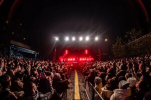 Ferman Akgül Instagram - Fiziki olarak en çok zorlandığım konserlerden bir tanesini yaşadım bu gece. -2 derecede bu rakımda ve maNga temposunda diyafram yükü ile şarkı söylemek muazzam bir idman oldu bana. Konser sırasında yaşadıķlarımı seyirciye çaktırmamak için elimden geleni yaptım. Cem Özgür ve Yağmur da aynı şekilde. Ya seyircimiz ? Ya siz ? On bine yakın kişi sıfırın altında saatlerce zıpladı bizimle. Kimlerin emeği varsa sonsuz teşekkürler. Festivalde çalan tüm müzisyen arkadaşlarımıza tüm çalışanlara ve ekibimize selamla. Yaşasın Rock Müzik. Yaşasın maNga. Kalbimize kazındın Erzurum. #maNgayirminciyıl @mangamusic @icebreaktr