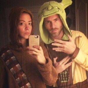 Fernanda Castillo Instagram - Lo que tu y yo hemos construido en estos 10 años es lo más hermoso e importante que tengo en la vida. Gracias con todo mi alma @erikhayser 
En los momentos complejos , cuando es más difícil encontrar la dirección, gracias por luchar juntos.
En la salud y la enfermedad😅, la total juventud y la juventud madura 🤭 , en la crianza y el noviazgo , JUNTOS. Te amo ♥️