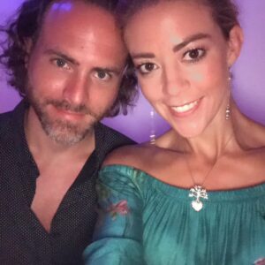 Fernanda Castillo Instagram - Lo que tu y yo hemos construido en estos 10 años es lo más hermoso e importante que tengo en la vida. Gracias con todo mi alma @erikhayser 
En los momentos complejos , cuando es más difícil encontrar la dirección, gracias por luchar juntos.
En la salud y la enfermedad😅, la total juventud y la juventud madura 🤭 , en la crianza y el noviazgo , JUNTOS. Te amo ♥️