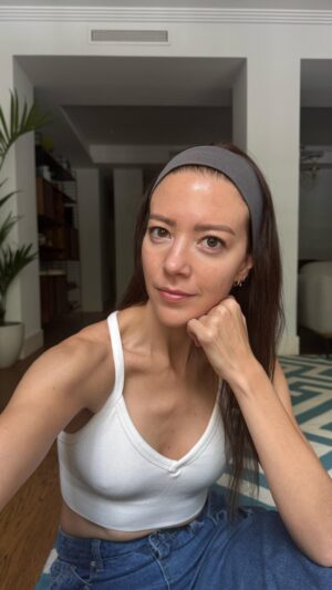 Fernanda Castillo Instagram - Y si pudieras tener la versión mas luminosa de tu piel? Comencé una rutina de skincare de @lorealparis para reducir mis manchas causadas por el sol, el acné y el embarazo con el nuevo serum Glycolic Bright, de su nueva línea, y me emociona mucho ver los resultados. ¿Lo prueban conmigo? 

#ManchasGameOver #LorealParisSkincare #Skincare #TipsForGirls #Manchas #ÁcidoGlicólico #Publicidad
