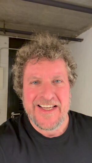 Fernando Cayo Instagram - Feliz año nuevo, Happy New Year, Urte berri on , Feliç Any Nou , Feliz aninovo, Buon Anno, Bonne année, Yeni Yılın Kutlu Olsun, Frohes neues Jahr, سنه جديده سعيده , سال نو مبارک, नववर्ष की शुभकामनाएं, שנה טובה, #FelizAño #2023 #Feliz2023 #happynewyear #fernandocayo #coroneltamayo #lcdp #memuevomasquelasmaracasdemachin