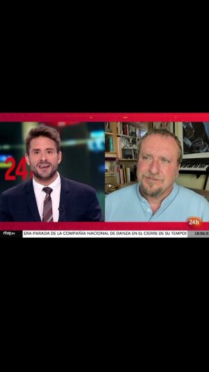Fernando Cayo Instagram - @rtvenoticias #24horas con FERNANDO CAYO 
(…) “De lo que habla LORCA es del encuentro de un alma y un cuerpo. Perlimplín es un hombre que está centrado en su desarrollo espiritual y en la lectura; y Belisa es una mujer que que es pura naturaleza, puro cuerpo. De la unión de ambos a través del sacrificio de Perlimplin es de lo que va esta función”. 

“El planteamiento de Lorca es tan moderno que no habla de eso, habla de un hombre al que no le importa, mientras sea feliz y mientras sienta el amor que siente hacia Belisa, que esté con otros hombres. (…) Habla de libertad, de mente abierta, habla de generosidad y habla de sacrificio.”

AMOR DE DON PERLIMPLÍN CON BELISA EN SU JARDÍN con @fernandocayo1 @anabelenbeas y @martinscarmela en @teatroqsf hasta el 17 de septiembre. 
***
#AmordeDonPerlimplin por #trianalorite @comolaseda