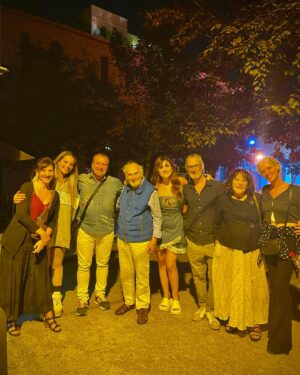 Fernando Cayo Instagram - Emocionantísima visita ayer de la familia Alterio. Hector interpretó Perlimplin hace unos años. Él es uno de mis actores favoritos de todos los tiempos, un grande, un referente . Y Malena y Ernesto de mis actores favoritos de estos tiempos también. También referentes y también talentosos. Todo un inmenso lujo, compartir nuestro espectáculo con tanto talento y tanta preciosa humanidad. Viva el teatro!!! @malenaalteriooficial @ernestoalterio #hectoralterio #Perlimplin #amordedonperlimplinconbelisaensujardin #Gratitud #Arte #teatro