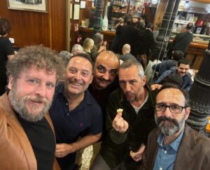 Fernando Cayo Instagram - FRIENDS. Comida con los brothers y cumple de Bego. Finde increíble hacía mucho que no me reía tanto😂😂😂😂 Los amigos son oro puro 💥🎊⭐️🍀🎉💥♥️🎶🎵♥️#Amigos #Friends #Brothers #DisfrutaDeLaVida #LosAmigosSonLoMejor #Enjoy #FernandoCayo #MeMuevoMásQueLasMaracasDeMachin