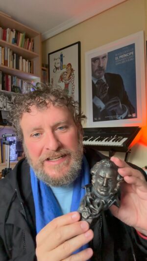 Fernando Cayo Instagram - GRACIAS!!! 🎶🎉🎵🎊🍀💥♥️⚡️⭐️✨🌟 @colegiosafa_grial  #Educación #Valores #CineEspañol #PremiosGoya #Goya #FernandoCayo #MeEncantaElCine #MeMuevoMásQueLasMaracasDeMachin