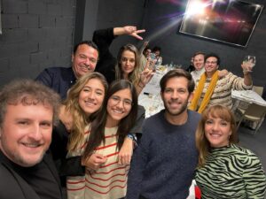 Fernando Cayo Instagram - Una noche genial con @gerson.gutierrez.92798 @paupgutierrez @carlagutierreez_ y el equipazo de CUENTO DE NAVIDAD!!!Equipazo de lujo: @hernando.nuria @martinscarmela @juliansalgueroactor @belen_orihuela_ @ra.heredia @estefaniarocamoractriz @arco9 @parismartinactor @comolaseda @teatroprincipaldezaragoza 
@borjamajarrezromano
@valentin.donaire_iluminacion 
@ferarlandis

#CuentodeNavidad, #Dickens #Musical #Teatro #Navidades #zaragoza #valencia #TeatroPrincipalZaragoza #TeatroRambleta #FernandoCayo #MeMuevoMásQueLasMaracasDeMachin #Enjoy #DisfrutaDeLaVida #planesdenavidad