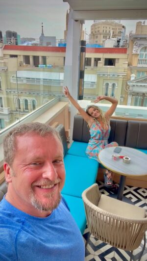 Fernando Cayo Instagram - ¡Días increíbles en Madrid! 💃🌞 Agosto en esta ciudad es pura magia, ¡y más aún cuando estoy trabajando en el teatro! 🎭🎉 No puedo evitar sonreír mientras me sumerjo en esta bañera en la terraza a Gran Vía. Seguimos con AMOR DE DON PERLIMPLIN en el Teatro Quique San Francisco. 😍🎭 Y gracias a @smartrentalcollection y @osadiamadrid, ¡Con ellos me siento como en casa ! 🏠✨ #ViviendoLaVidaTeatral #VeranoEnMadrid #AmoMiTrabajo #smartrentalcollection #homeawayfromhome