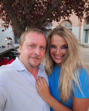 Fernando Cayo Instagram - "¡Enamorado de esta persona tan especial en mi vida! 💕😍 Carmela, @martinscarmela eres mi alegría diaria y mi mejor compañía. Juntos hacemos que cada momento sea mágico. #Amor #FelicesJuntos #amordedonperlimplínconbelisaensujardín 
Cuando Triana y Lope de @comolaseda nos propusieron hacer este espectáculo juntos nos abrieron la puerta a una aventura preciosa cargada de poesía, un viaje a través del amor, la generosidad y la magia. Os esperamos para compartir con vosotros este espectáculo, un ejercicio de amor y vanguardia al aire libre.
#fernandocayo #carmelamartins #lorca #federicogarcíalorca #bytrianalorite #tqsf #veranoconlorca #perlimplinesdeverano #actoreespañoles #actricesespañolas #teatro #teatromadrid #teatroalairelibre @teatroqsf