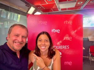 Fernando Cayo Instagram - "¡Una charla increíblemente amena con Paloma Cortina @palomacgas en "No es un día cualquiera" @rne esta mañana! 💬🎙️ Gran parte de mi tiempo lo paso compartiendo mis múltiples ocupaciones en los medios de comunicación. Siempre agradecido por la cariñosa cobertura que se brinda a nuestro querido trabajo. #AmordeDonPerlimplin ❤️ Fernando Cayo, Ana Belén Beas y Carmela Martins nos sumergen en esta "Aleluya erótica" de #Lorca que adelanta la crueldad del amor y muestra la íntima e inflexible transición de la condición humana ante la imposibilidad del amor y la necesidad de reciprocidad. 

¡No te pierdas "AMOR DE DON PERLIMPLÍN CON BELISA EN SU JARDÍN" con @fernandocayo1 @anabelenbeas y @martinscarmela en @teatroqsf hasta el 17 de septiembre! 🎭🌟

***
#AmordeDonPerlimplin creado por #trianalorite @comolaseda 
Con el apoyo de @zoesepulvedam @paloma.ilumina @pierpaoloalvaro @atomo.el #ignacioysasi @lucrephoto @hugo_lopez @lopegarcia @elenaamer @paloma.amores #juanlorite y más. ¡Gracias a @culturacmadrid y @fevertree_esp!

#fernandocayo #anabelenbeas #carmelamartins #lorca #federicogarcíalorca #bytrianalorite #tqsf #veranoconlorca #amoresdeverano #perlimplinesdeverano #actoresespañoles #actricesespañolas #teatro #teatromadrid #teatroalairelibre 🎬🎉"