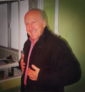 Fernando Cayo Instagram - MI PADRE. Espero que esta foto os provoque la misma sonrisa que a mi me arrancó ayer. Era un hombre, bromista y ocurrente y muchas cosas más pero HOY DIA DEL PADRE quiero recordar a Ricardo así sonriente y zumbón, el que me acompañó a comprar mi primer teclado electrónico para alimentar mis sueños musicales y volar.
El que me acompaña cada vez que viajo en coche. El interesado por el mundo, curioso siempre, lector, inteligente, el que me enseñó a nadar y conducir...El que tuvo el sueño de ser aviador y por las circunstancias familiares y la vida se tuvo que poner a trabajar duro para que su familia fuera la que pudiese volar.
Papá te amo siempre y te agradezco todo, tus presencias y tus ausencias. La música que acompaña es la que pusimos en su entierro, una que le encantaba, de la  Camerata Romeu, Camerata en Guaguancó, una joya de la música cubana,  música de mi madre, su gran compañera y cómplice de tantas cosas. Siempre estas con nosotros...
MY FATHER. I hope this photo makes you smile the same way it made me smile yesterday. He was a man, a joker and witty and many other things but TODAY, ON FATHER’S DAY, I want to remember Ricardo, smiling , the one who accompanied me to buy my first electronic keyboard to feed my musical dreams and fly.
The one that accompanies me every time I travel by car. The one interested in the world, always curious, a great reader, intelligent, the one who taught me to swim and drive... The one who had the dream of being an aviator and due to family and life circumstances he had to work hard so that his family was the one that could fly.
Dad I always love you and I thank you for everything, your presence and your absences. The music that accompanies it is the one we played at his funeral, one that he loved, from the Camerata Romeu, Camerata in Guaguancó, a jewel of Cuban music, music from my mother, his great companion and accomplice in so many things. . You are always with us...

#diadelpadre #fathersday #loveyoudaddy #siempresonriendo
