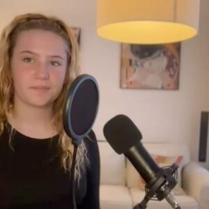 Fernando Cayo Instagram - Soy Martina es uno de los musicales🎶
que más me apasiona, os dejo una pequeña interpretación con todo mi corazón ♥️ 
🤲🏻

“Los chicos del coro, el musical” habla de los niños olvidados, pero también del camino que atraviesa el arco iris y conduce a la luz de abril. Habla de la inocencia, del juego, del amor... Habla del esfuerzo y de la solidaridad, del trabajo y del entusiasmo... Habla de la vida. Habla del arte.

En 1949, el profesor sustituto Clement Mathieu llega al internado “Fondo del estanque”, donde el director Rachin ha impuesto un régimen severo y riguroso sin lugar para la música. Mathieu, antiguo compositor sin suerte, se salta las normas para descubrir la belleza del mundo a unos jóvenes educados bajo la aspereza de la Segunda Guerra Mundial. Con este planteamiento, inspirado en su propia infancia y en un viejo clásico del cine francés, Christophe Barratier creó una de las películas verdaderamente inolvidables de los inicios del siglo XXI, enaltecida por la sublime música de Bruno Coulais.

“Los chicos del coro, el musical” no es solo la adaptación de un filme que todos amamos. Es, al mismo tiempo, una apuesta por hablar de la necesidad de la música, del arte, para el crecimiento personal. Como decían los antiguos filósofos y pensadores, no es solo que la música amanse a las fieras (en este caso, a unos niños más revoltosos que feroces), sino que el arte es aquello que nos hace auténticamente humanos. Sin la sensibilidad, sin la delicadeza, sin los matices que iluminan el alma y la personalidad, no seríamos libres ni mucho menos llegaríamos a conocer cómo son por dentro los demás.