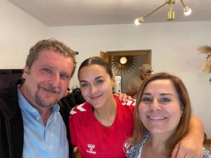 Fernando Cayo Instagram - Apostando por talento joven, apoyando nuevas ideas, nuevos guiones, nuevas historias, con dos seres hiper talentosos @inmacuevas_ @silviapelayo_ #TalentoJoven #Emprendedoras #CineEspañol #Actrices #InmaCuevas #SilviaPelayo #Acting #fernandocayo