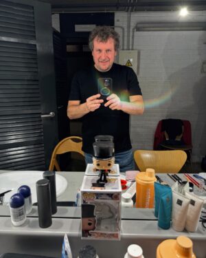 Fernando Cayo Instagram - Regalos preciosos que me llegan al corazón. @siquieresserfelizse y su familia me regalaron este @originalfunko de MR. SCROOGE y me acompaña y me da inspiración en el camerino del @teatroprincipaldezaragoza GRACIAS FAMILIA!!!♥️🍀💥🎶🎊🎉🎵🎄 #fernandocayo #cuentodenavidad #scrooge #lcdp #coroneltamayo 
#memuevomasquelasmaracasdemachin #nonstop #actor #disfrutadelavida #teatro #television #cine #melopasogenial #cool #theatre #dance #enjoy #goodvibe #buenavibra #goodvibrations #kuranda @kuranda_agencia @fernandocayo1 www.fernandocayo.com