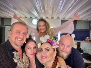 Fernando Cayo Instagram - EQUIPAZOOOOO Con Triana y Lope @comolaseda @lopegarcia ♥️ #AmordeDonPerlimplin ❤️ FERNANDO CAYO, ANA BELÉN BEAS y CARMELA MARTINS en esta "Aleluya erótica" de #Lorca que anticipa la crueldad del amor y muestra la transición íntima e inflexible de la condición humana ante la imposibilidad del amor y la necesidad de sentirse correspondido. 
AMOR DE DON PERLIMPLÍN CON BELISA EN SU JARDÍN.
Con @fernandocayo1 @anabelenbeas y @martinscarmela en @teatroqsf hasta el 17 de septiembre. 

***
#AmordeDonPerlimplin por #trianalorite @comolaseda 
@zoesepulvedam @paloma.ilumina @pierpaoloalvaro @atomo.el #ignacioysasi @lucrephoto @hugo_lopez @lopegarcia @elenaamer @paloma.amores #juanlorite @culturacmadrid @fevertree_esp

 #fernandocayo #anabelenbeas #carmelamartins #lorca #federicogarcíalorca #bytrianalorite #tqsf #veranoconlorca #amoresdeverano #perlimplinesdeverano #actoreespañoles #actricesespañolas #teatro #teatromadrid #teatroalairelibre