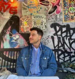Fernando Dente Instagram - ✈️✈️✈️
NYC / LONDRES / NYC 
Amigos, teatros y sorpresas. 
Gracias @gonzaloguitart por ser el mejor amigo del mundo. Quedarme en tu casa fue lo mejor de la vida.