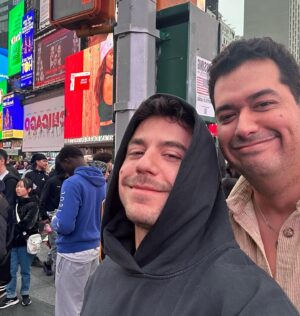 Fernando Dente Instagram - ✈️✈️✈️
NYC / LONDRES / NYC 
Amigos, teatros y sorpresas. 
Gracias @gonzaloguitart por ser el mejor amigo del mundo. Quedarme en tu casa fue lo mejor de la vida.