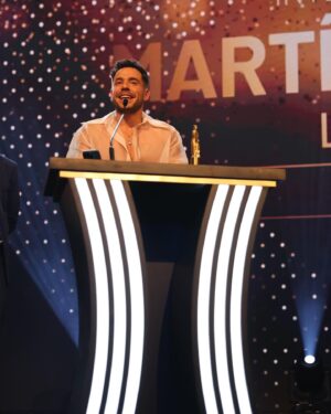 Fernando Dente Instagram - MF LATINOS 🇺🇸
NOCHE AL DENTE ¡mejor big show de Latinoamérica! 

Muchas gracias @aptraorg y felicitaciones por toda esta movida increíble!!!
Gracias @americatv Daniel Vila y @marcelotinelli por apoyarme desde el minuto cero y confiarme un lugar tan preciado en la televisión abierta.
Al mejor equipo de producción de Latinoamérica 🤪 @debyschlez @josemaquijano @veroaragona @afgallardo88 @vanegarciamillan @rosita.sueiro Sol, Macu, Tucho, Lau, Meli, TOOODOS ♥️
Comandado por el único @josenunez_545 que con la maravillosa @noevila llevan @jotax.digital a lo más alto siempre ♥️
Y lo mejor para el final: USTEDES. Todo es por y para ustedes. Fue un flash sentir tanto amor de parte de toda gente que no conocía en la ceremonia y en todos lados. 
Soy muy feliz haciendo Noche al Dente y me encanta irme a dormir sabiendo que ustedes se fueron a soñar cosas lindas porque como ya saben, seguro se cumplen. 
¡Mañana en vivo una vez más! 

ST @eloagustin 
LOOK @agoshida @matiascarbone @jeanpierrejoyeros 
H&M @paoorlando