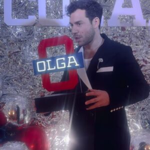 Fernando Dente Instagram - Primer año de @olgaenvivo 
Me encanta formar parte y me encanta estar cerca de toda la gente maravillosa que lo construye y lo potencia todos los días. Me siento muy privilegiado. Me encanta decir que Olga es el lugar donde hay que estar. 
Gracias @miguegrana @lucasfridman #saba y mis ídolos @bernicella y @luisitocella Los quiero y amo haberme llevado el Olga a artista que trajo más audiencia nueva 🫡

ST @eloagustin 
LOOK @agoshida 
JOYAS @jeanpierrejoyeros 
H&M @verofioravanti
