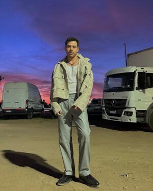 Fernando Dente Instagram - INAUGURANDO EL 10 DE ROSARIO PARA @mcdonalds_ar 🤍

total look @ginebrabsas.man 
St @eloagustin