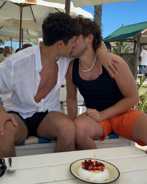 Fernando Dente Instagram - Felices 33 para mi. 
Soy enormemente afortunado. 
Gracias a todos los que me escribieron por todos lados haciéndome llegar amor en todas sus formas. 
🎂♥️