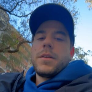Fernando Dente Instagram - FER EN LUGARES 🤓
( la última está potente )
1- fer en ascensor de cine 
2- fer se queda sin nafta en el medio de la calle 
3 y 4- fer en obra en construcción de su casa 
5- fer usando el techito de su @jeep_argentina para la foto 6 y 7- fer entrada y postre @faenabsas 
8- merienda de domingo con amigos hermosos 
9- ya hay ganas de hacerlo de nuevo 🔥