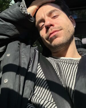 Fernando Dente Instagram - FER EN LUGARES 🤓
( la última está potente )
1- fer en ascensor de cine 
2- fer se queda sin nafta en el medio de la calle 
3 y 4- fer en obra en construcción de su casa 
5- fer usando el techito de su @jeep_argentina para la foto 6 y 7- fer entrada y postre @faenabsas 
8- merienda de domingo con amigos hermosos 
9- ya hay ganas de hacerlo de nuevo 🔥