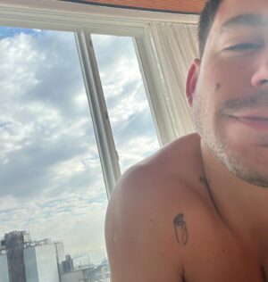 Fernando Dente Instagram - ✈️✈️✈️
NYC / LONDRES / NYC 
Amigos, teatros y sorpresas. 
Gracias @gonzaloguitart por ser el mejor amigo del mundo. Quedarme en tu casa fue lo mejor de la vida.