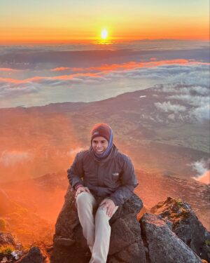 Fernando Fernandes Instagram - Acabei de ver o nascer do sol mais bonito da minha vida no ponto mais alto de Portugal. Ilha do Pico, nunca mais me vou esquecer desta noite e desta manhã. ⛰️